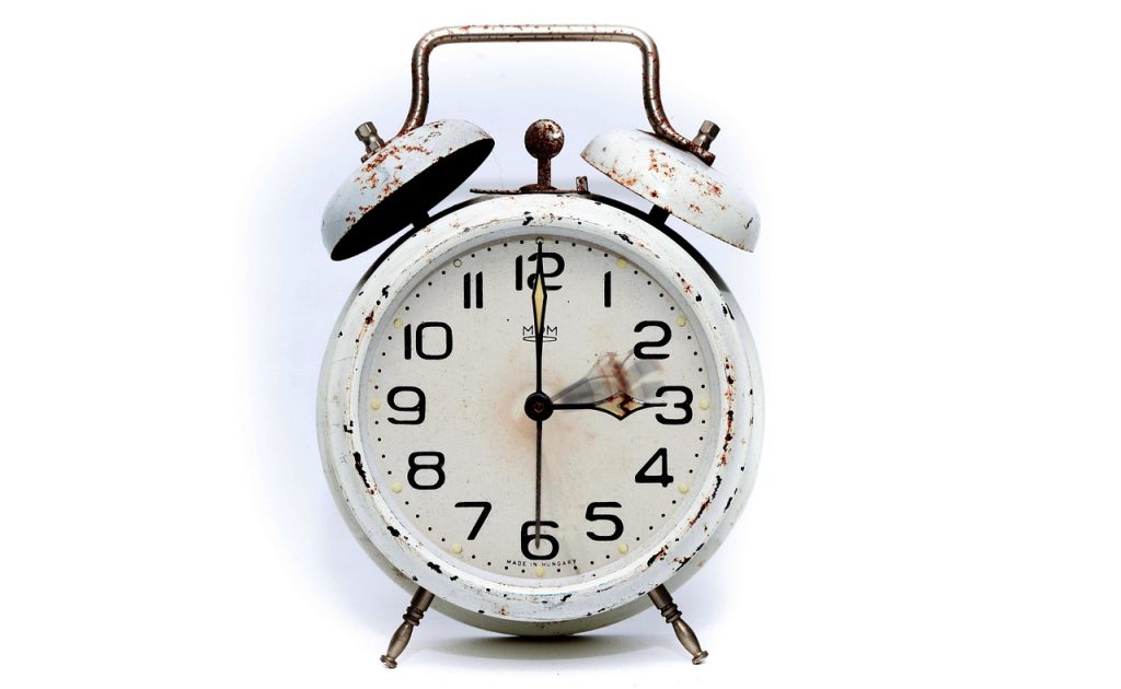 alarm clock, the summer time changeover, time change-2175382.jpg